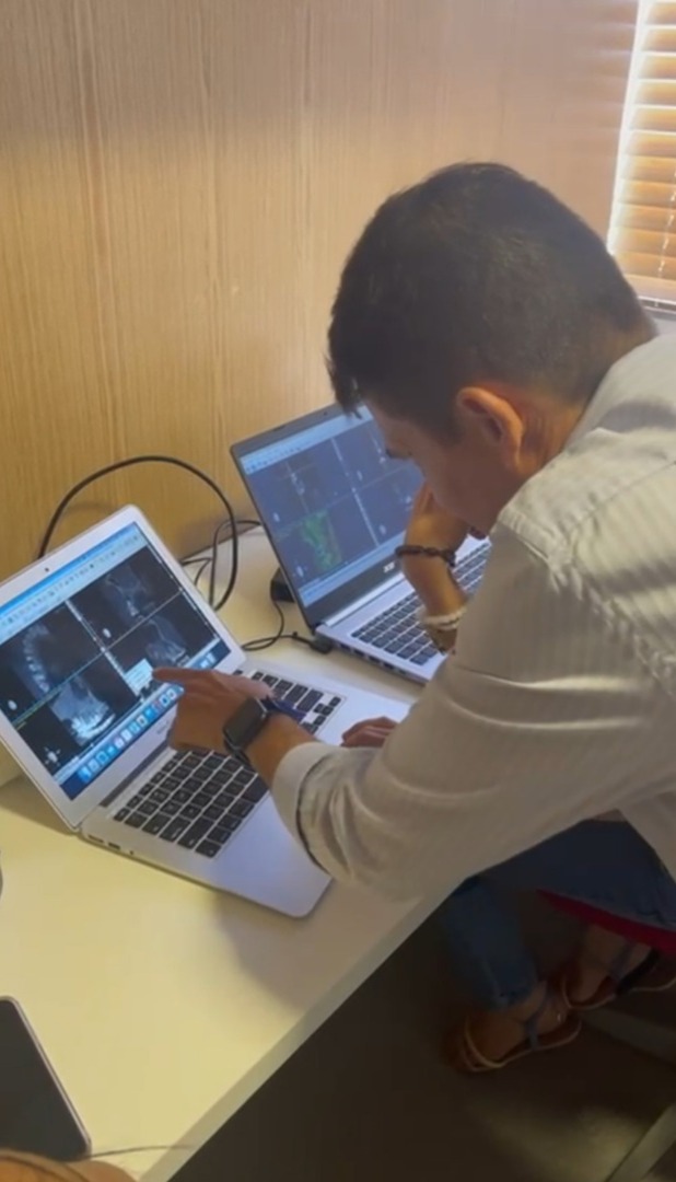 Profissional analisando tomografia